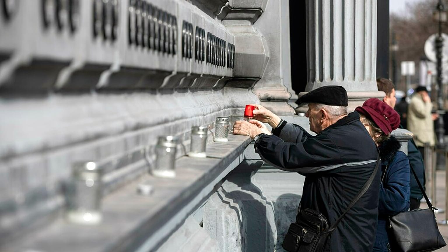 Velas en el Muro de los Héroes frente al Museo de la Casa del Terror para rendir su homenaje con motivo del Día de la Memoria de las Víctimas del Comunismo