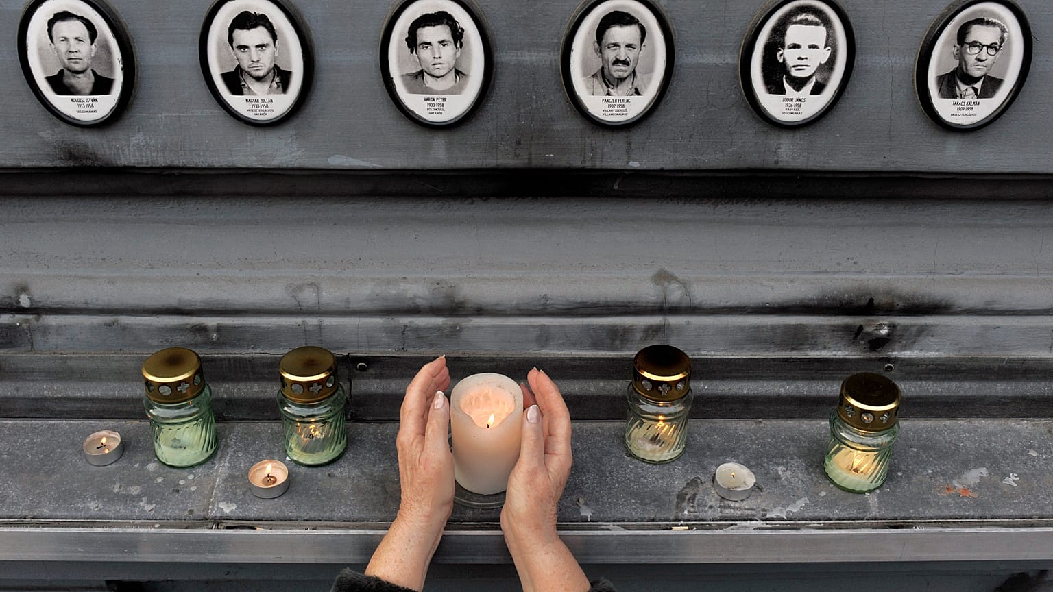 Korábbi gyertyagyújtás az áldozatok fényképénél, Budapest, Andrássy út 60.