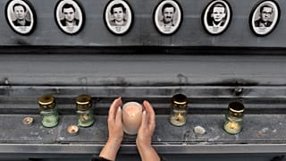Korábbi gyertyagyújtás az áldozatok fényképénél, Budapest, Andrássy út 60.