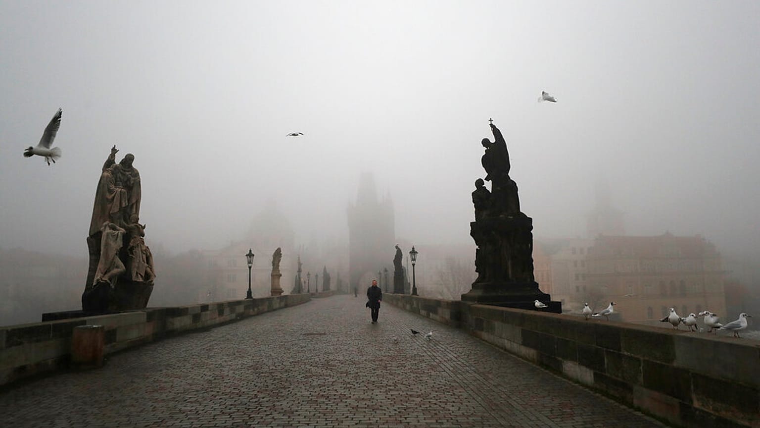Üres a máskor turistáktól zsúfolt Károly híd Prágában