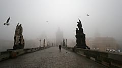 Üres a máskor turistáktól zsúfolt Károly híd Prágában