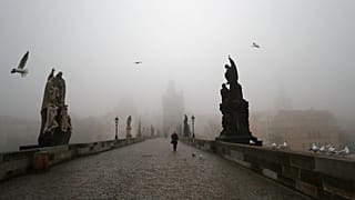 Üres a máskor turistáktól zsúfolt Károly híd Prágában