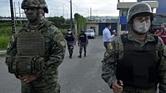 Soldados de guardia fuera de la prisión de Guayaquil, Ecuador