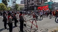 متظاهرون ضد الانقلاب في ميانمار. 2021/02/24