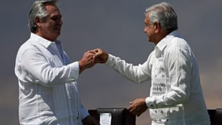 Alberto Fernández y Andrés Manuel López Obrador chocan sus puños durante la ceremonia de conmemoración de los 200 años del Plan de Iguala.
