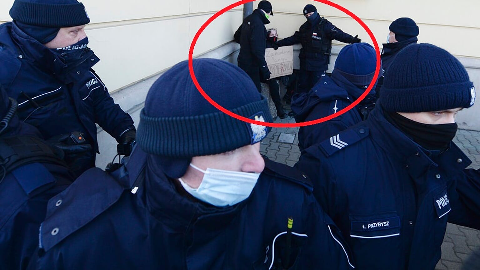 Sarokba szorítanak egy tüntető nőt rendőrök, Varsó, 2021. február 6.