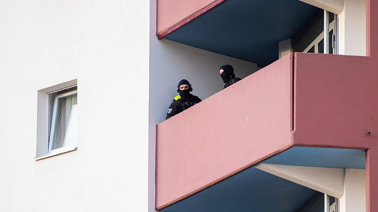 Wohnungsdurchsuchungen im Märkischen Viertel in Berlin am 25. Februar 2021.  