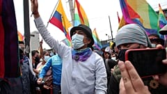 El candidato a la presidencia, Yaku Pérez, junto a los participantes en la marcha indígena