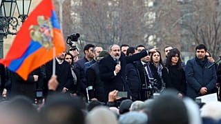 نیکول پاشینیان در جمع هوادارانش سخنرانی ‌می‌کند