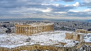Una rara immagine dell'Acropoli di Atene coperta di neve lo scorso 17 febbraio