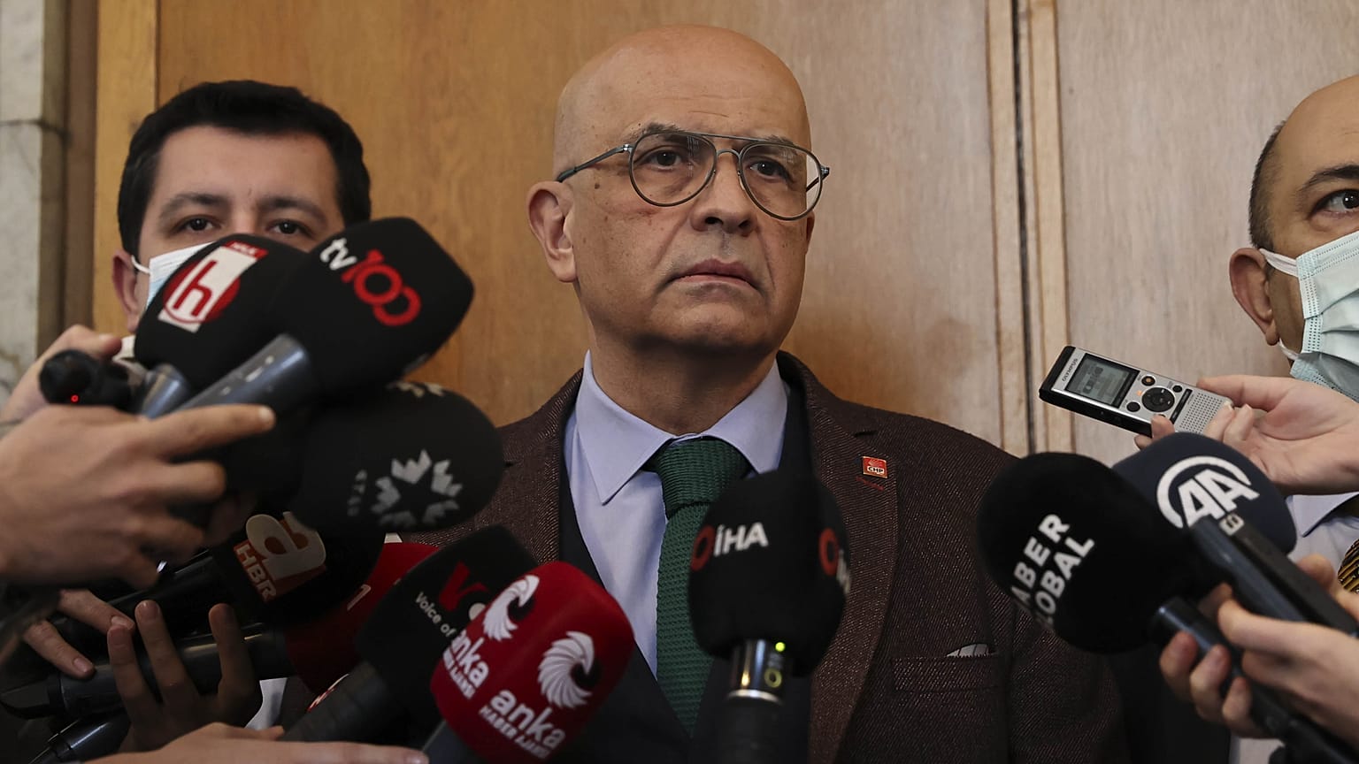 İstanbul 15. Ağır Ceza Mahkemesi, Enis Berberoğlu'nun dokunulmazlığının kaldırılması talebiyle hazırlanan fezlekeye itirazını reddetti.