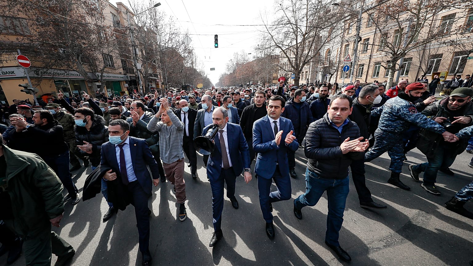 Никол Пашинян во главе шествия в его поддержку в Ереване 25 февраля 2021