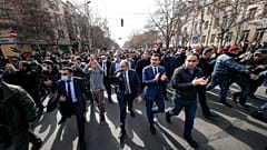 Никол Пашинян во главе шествия в его поддержку в Ереване 25 февраля 2021