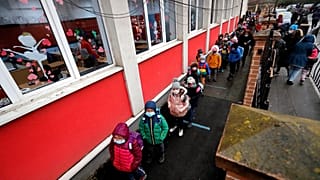 Kisiskolások Romániában 2021 februárjában