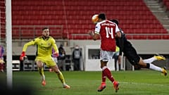 Aubemayang caberceia para o 3-2 decisivo perante o olhar de Helton Leite