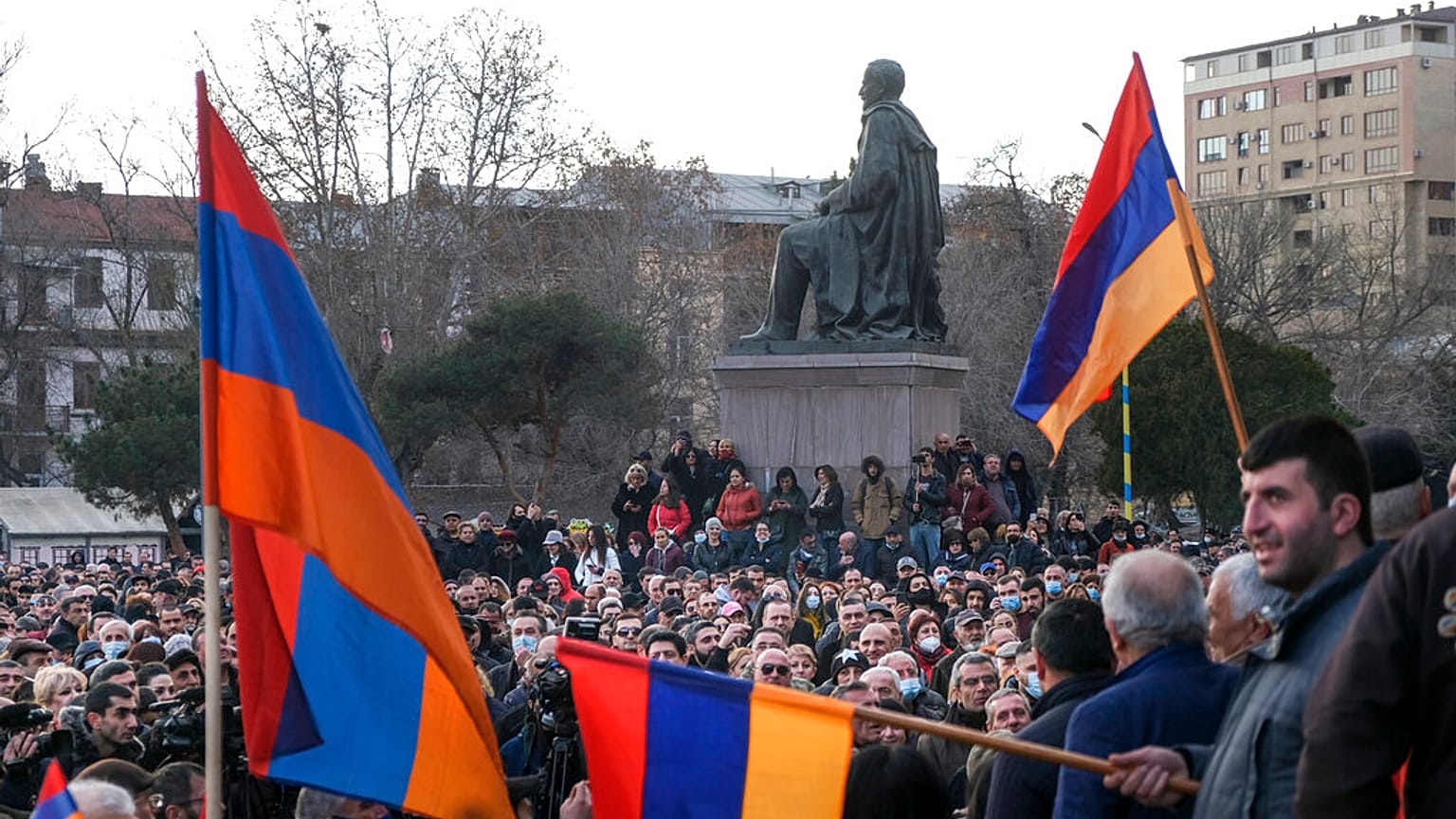 Manifestantes de la oposición en las calles de Ereván