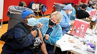 Centro de vacunación contra el coronavirus en Paterson, Nueva Jersey