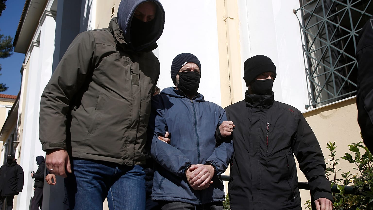 O Δημήτρης Λιγνάδης μεταφέρεται για να απολογηθεί 