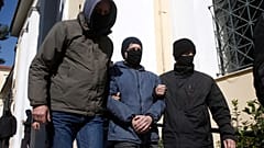 O Δημήτρης Λιγνάδης μεταφέρεται για να απολογηθεί 
