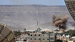 بعد غارة جوية شنها التحالف بقيادة السعودية على قاعدة عسكرية في صنعاء، اليمن.