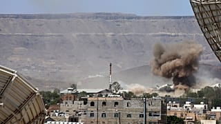 بعد غارة جوية شنها التحالف بقيادة السعودية على قاعدة عسكرية في صنعاء، اليمن.