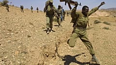الجنود الإثيوبيون يغادرون بلدة سينافي الإريترية في 20 شباط / فبراير 2001. القوات الإثيوبية تغادر إريتريا بعد أربع سنوات من الحرب.