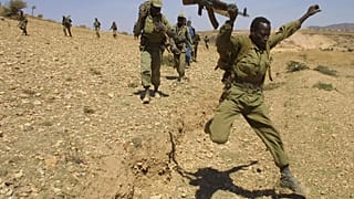 الجنود الإثيوبيون يغادرون بلدة سينافي الإريترية في 20 شباط / فبراير 2001. القوات الإثيوبية تغادر إريتريا بعد أربع سنوات من الحرب.