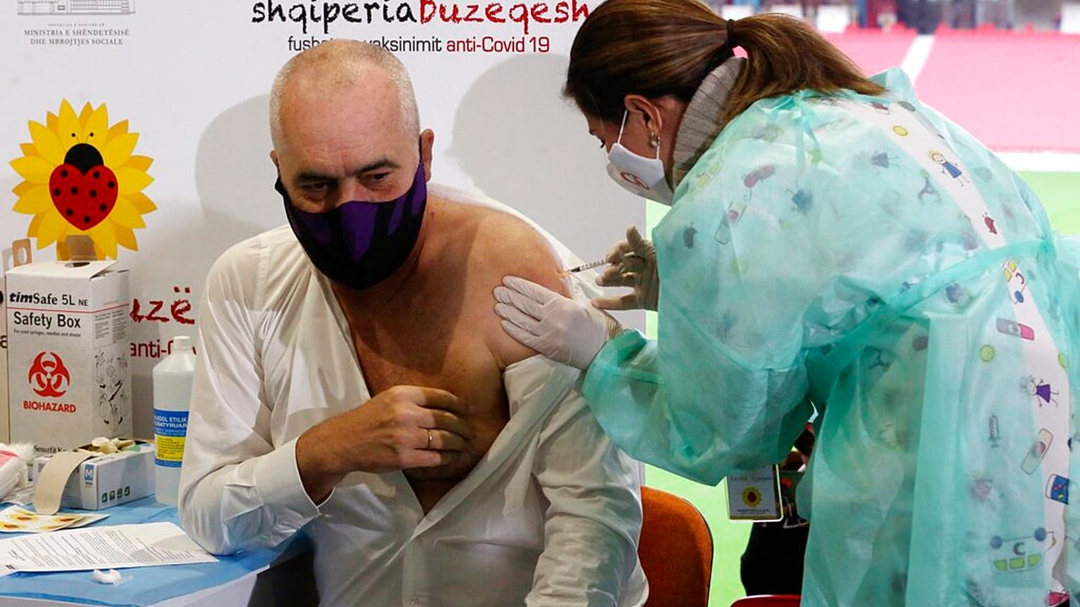 O E. Ράμα κάνει ένα από τα λιγοστά εμβόλια που έφτασαν στην Αλβανία