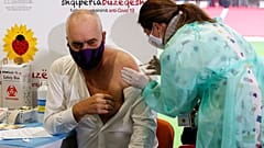 O E. Ράμα κάνει ένα από τα λιγοστά εμβόλια που έφτασαν στην Αλβανία