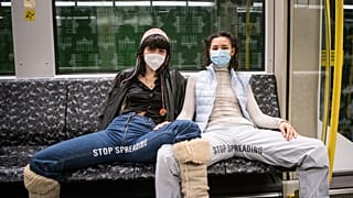 Elena Buscaino und Mina Bonakdar in der U-Bahn