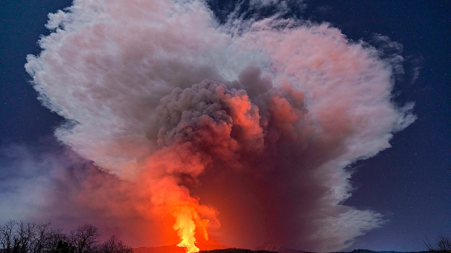 El volcán Etna en plena erupción esta semana