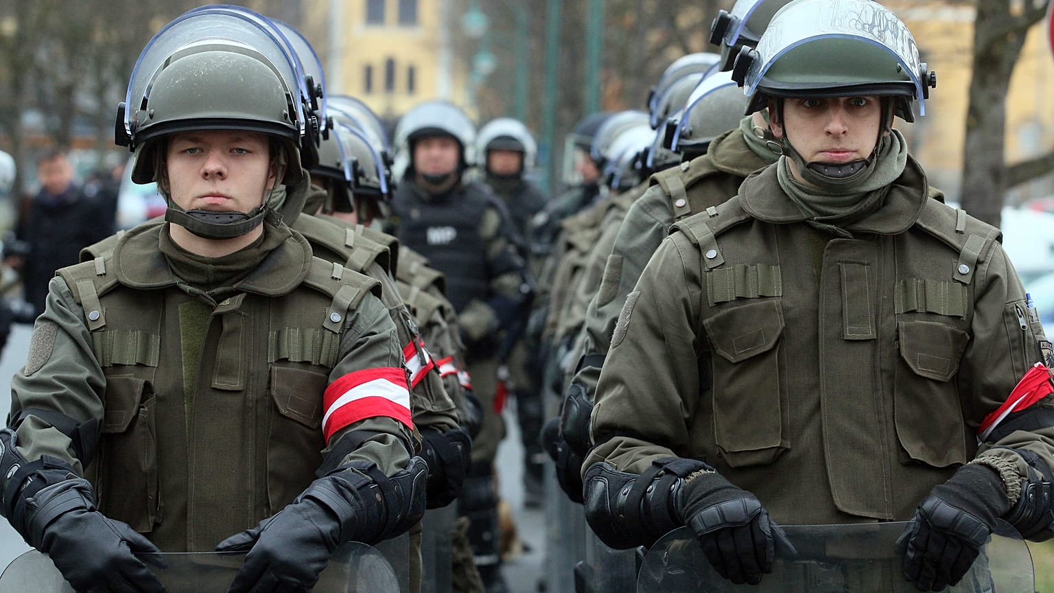 Österreichisches Bundesheer während der Migrationskrise 2016 an der slowenisch-österreichischen Grenze bei Spielfeld (Bezirk Leibnitz, Steiermark) 