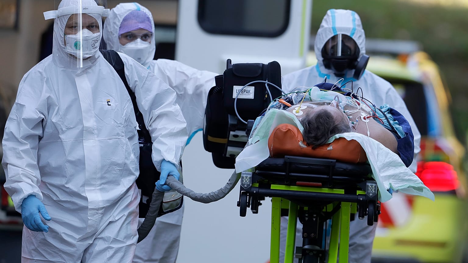 Ein Patient wird in eine Klinik in Prag gebracht.