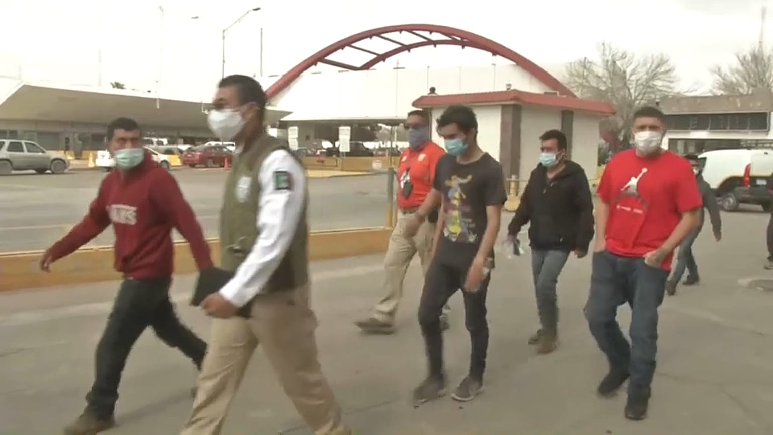 Un grupo de solicitantes de asilo cruza la frontera entre México y Estados Unidos