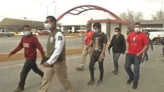 Un grupo de solicitantes de asilo cruza la frontera entre México y Estados Unidos
