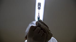 Врач готовится ввести вакцину от коронавируса в Москве