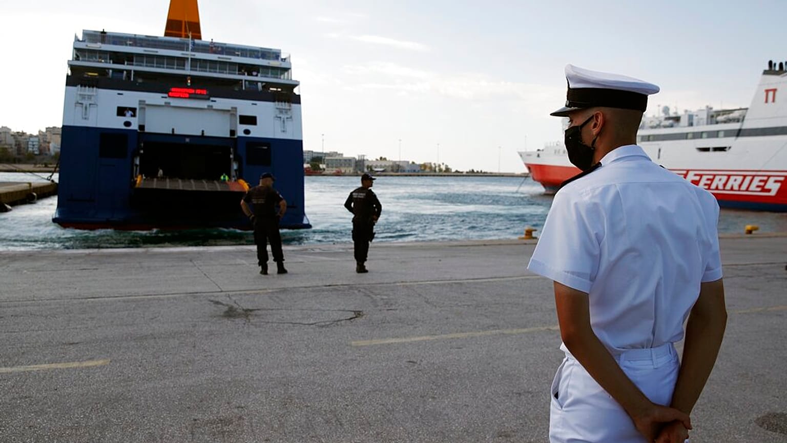 Πλοίο στο λιμάνι του Πειραιά - φωτό αρχείου
