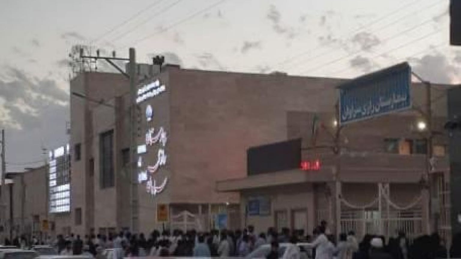 بستگان مجروحان تیراندازی دوشنبه و برخی معترضان در برابر بیمارستان سراوان
