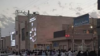 بستگان مجروحان تیراندازی دوشنبه و برخی معترضان در برابر بیمارستان سراوان