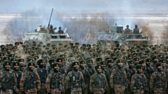 Doğu Türkistan'ın Kaşgar kentinde görev yapan Çin askerleri