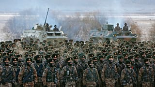 Doğu Türkistan'ın Kaşgar kentinde görev yapan Çin askerleri