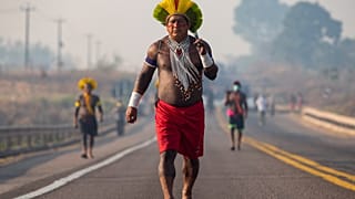 Kayapó indiánok tiltakoznak egy országút elfoglalásával a brazíliai Novo Progresso közelében 2020. auguszts 17-én