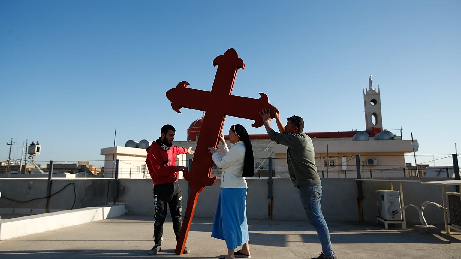 Iraki keresztények keresztet állítanak Qaraqosh városában, február 22-én