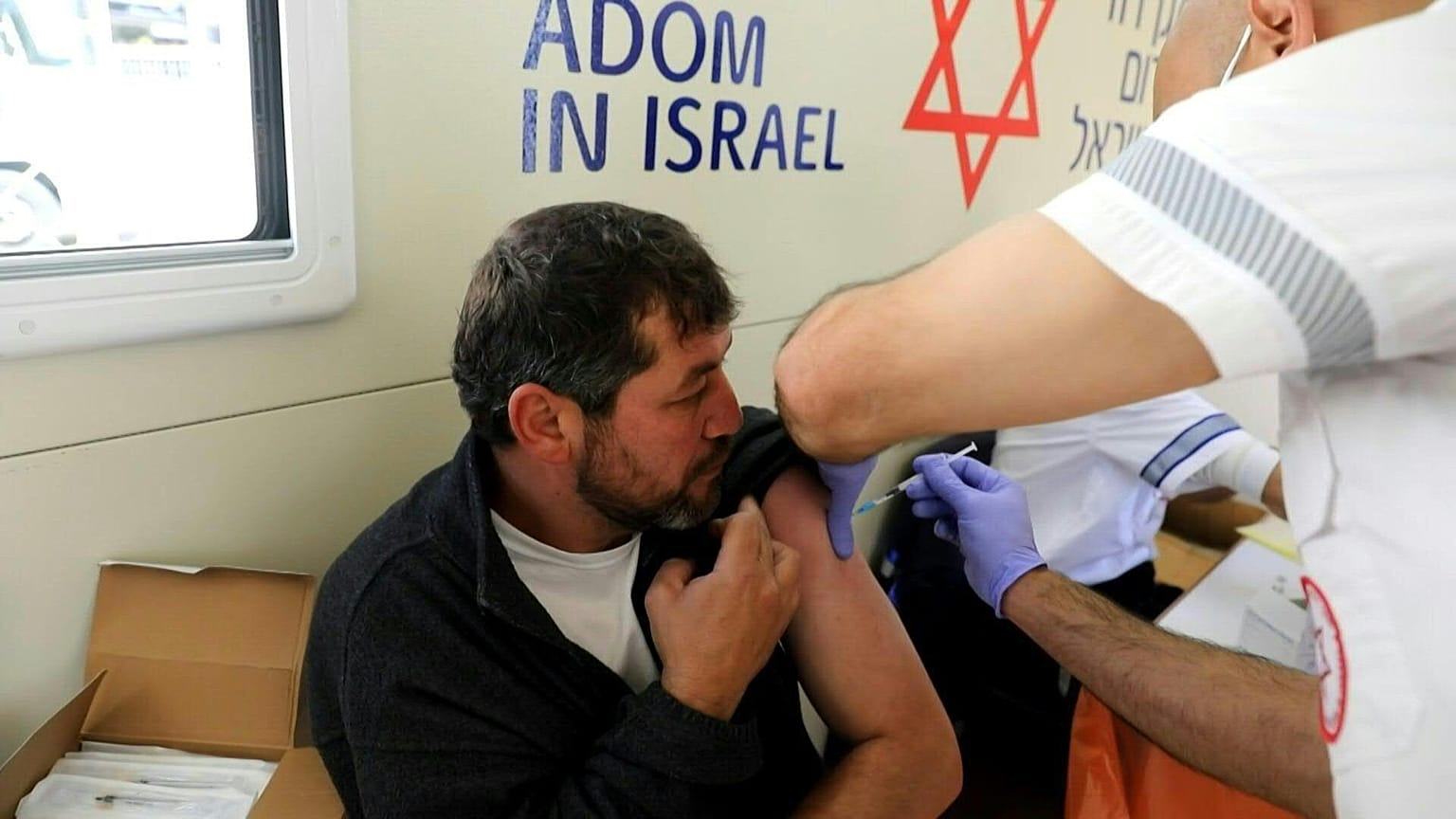 تطعمي فلسطينيين يحملون الهوية الإسرائيلية في مدينة القدس