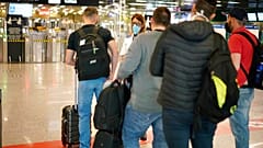 Colas ante los controles del aeropuerto de Roma 
