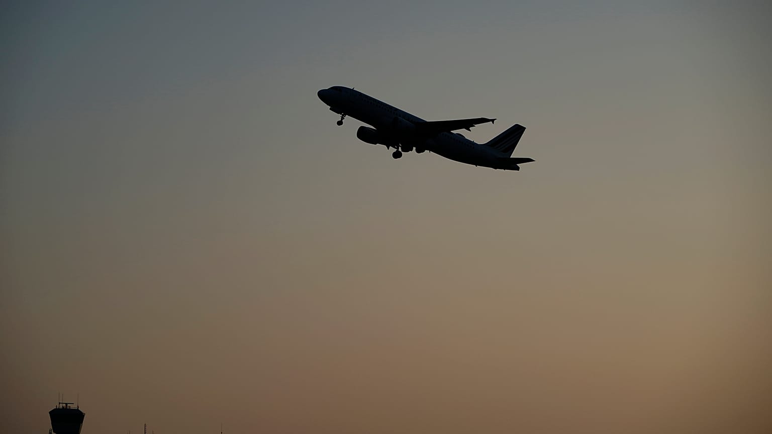 Un Airbus de Air France despega del aeropuerto de Tegel, Berlín,  8/11/ 2020.
