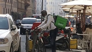 عامل توصيل لطلبيات الطعام في إيطاليا