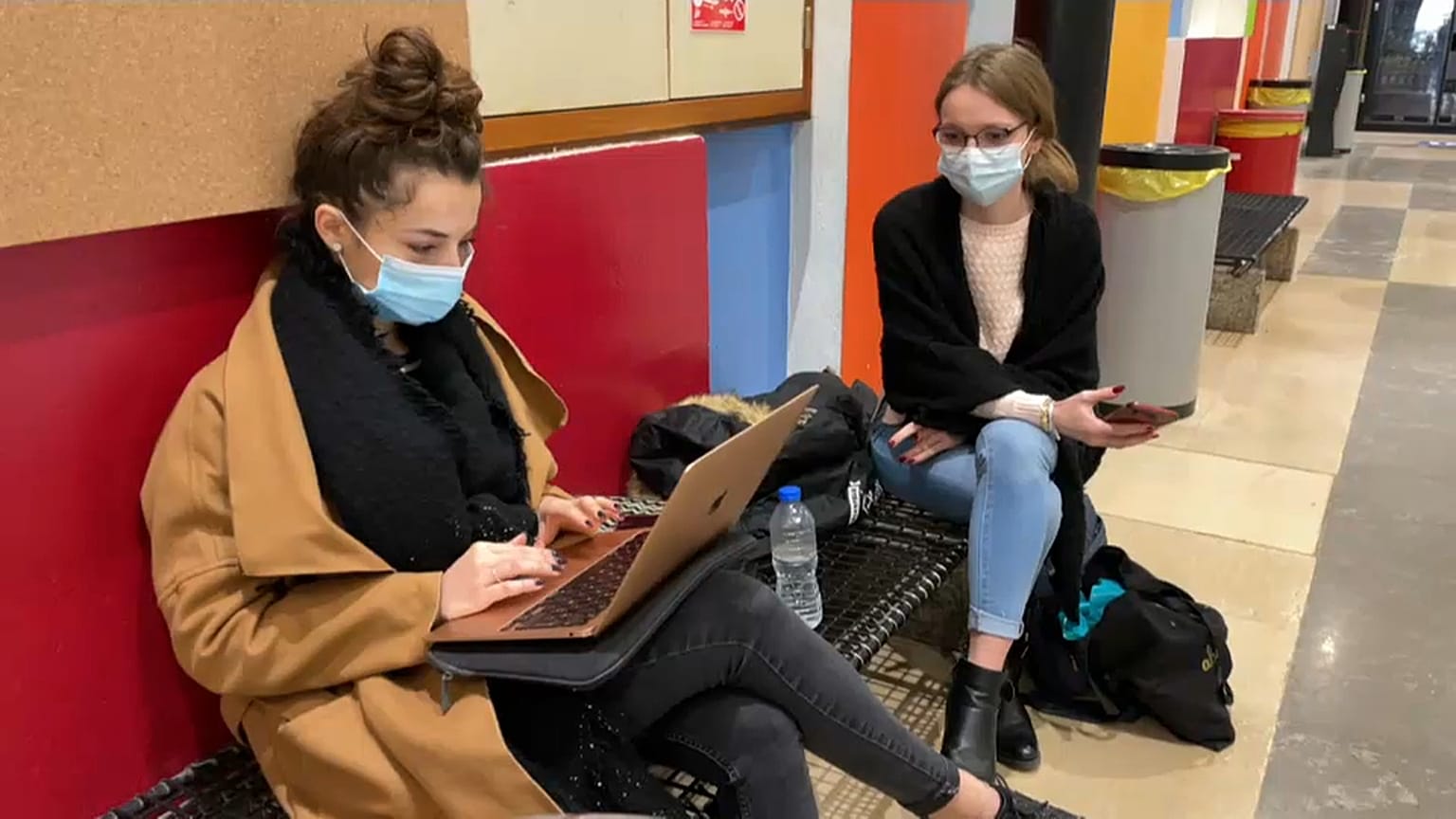 Stundentinnen sitzen in Universität in Lyon