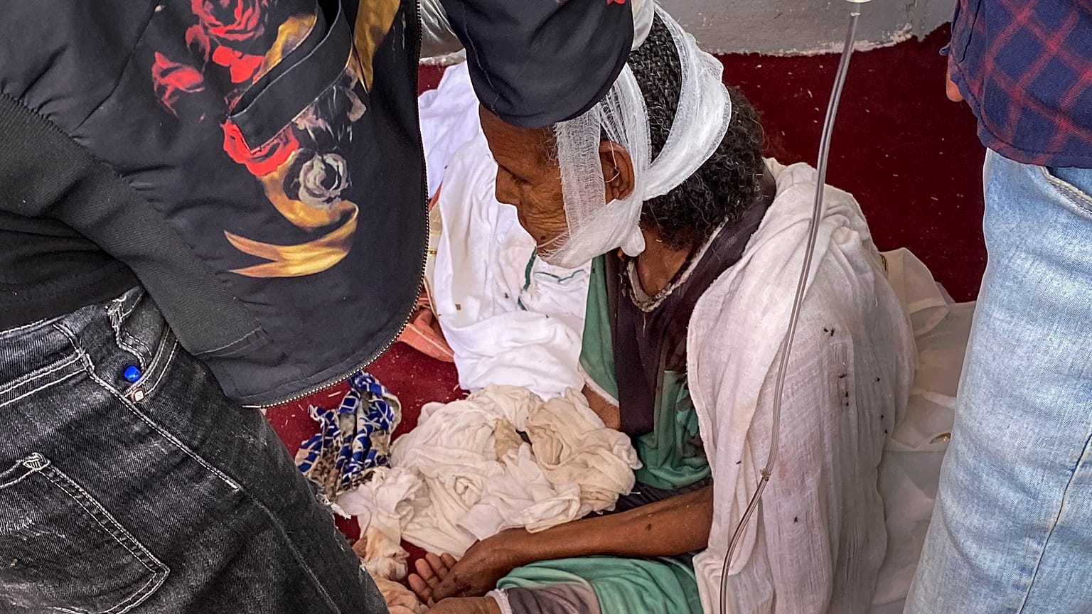 Etiyopya'nın Tigray bölgesindeki Aksum şehrine kaçan yaşlı bir kadın