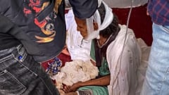 Etiyopya'nın Tigray bölgesindeki Aksum şehrine kaçan yaşlı bir kadın